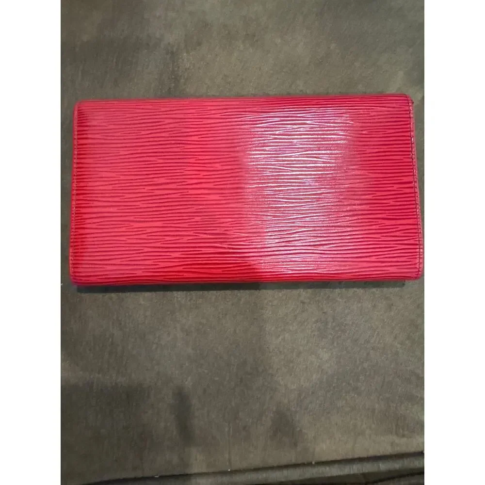 Louis Vuitton Epi International Wallet in Castilian Red